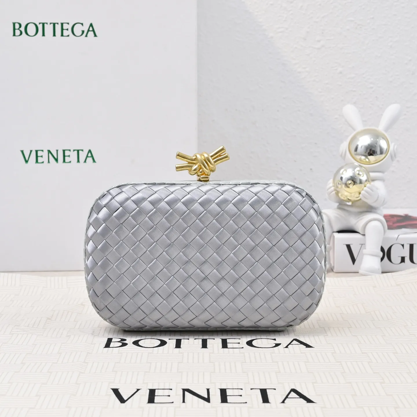 Batch 1460 #BV Knot woven evening bag series ~ Each bag reveals exquisite elegance💫Iconic classic silk weaving➕snake skin trimming with knot buckle, soft and delicate feel. The design is small and exquisite, low-key without logo, elegant and elegant. Paired with evening dress or cheongsam, it has the atmosphere of a famous and wealthy lady. Full of aura and invincible texture💃 Model: 7622 Dimensions: 20x12x5.5